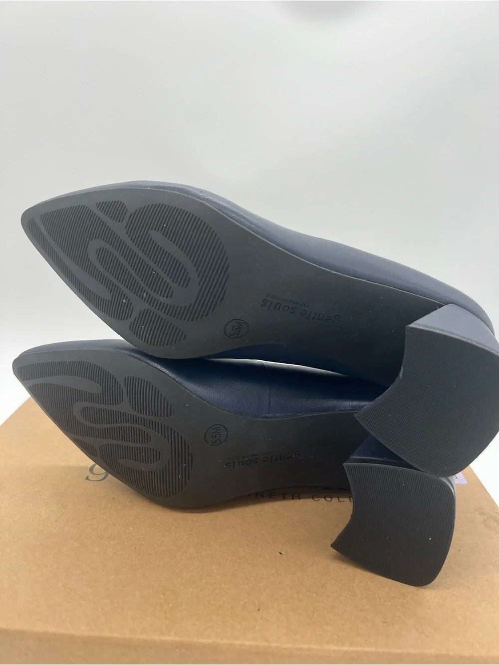 Gentle Souls by Kenneth Cole Women's Dionne Leather Pump Size 5.5 M NAVY Blue